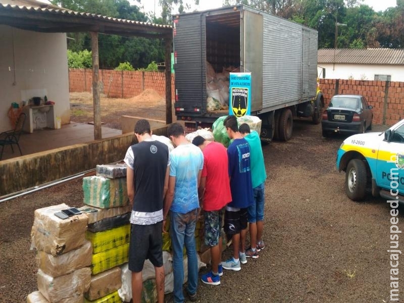 Maracaju: Cinco pessoas são presas pela BOpRv de Vista Alegre na MS-164 com mais de 2 toneladas de drogas Maracaju: Cinco pessoas são presas pela BOpRv de Vista Alegre na MS-164 com mais de 2 toneladas de drogas