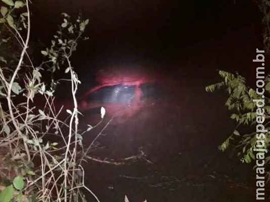 Megaoperação retira carro que caiu em rio de MS durante perseguição Megaoperação retira carro que caiu em rio de MS durante perseguição