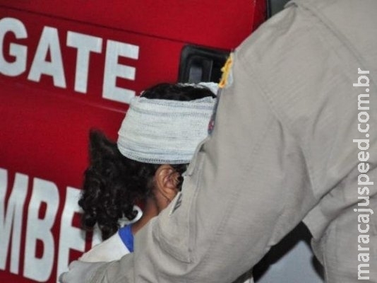 Menina de 6 anos é ferida com golpe de facão em brincadeira com o irmão Menina de 6 anos é ferida com golpe de facão em brincadeira com o irmão