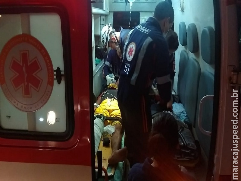 Motociclista colide contra micro-ônibus Motociclista colide contra micro-ônibus