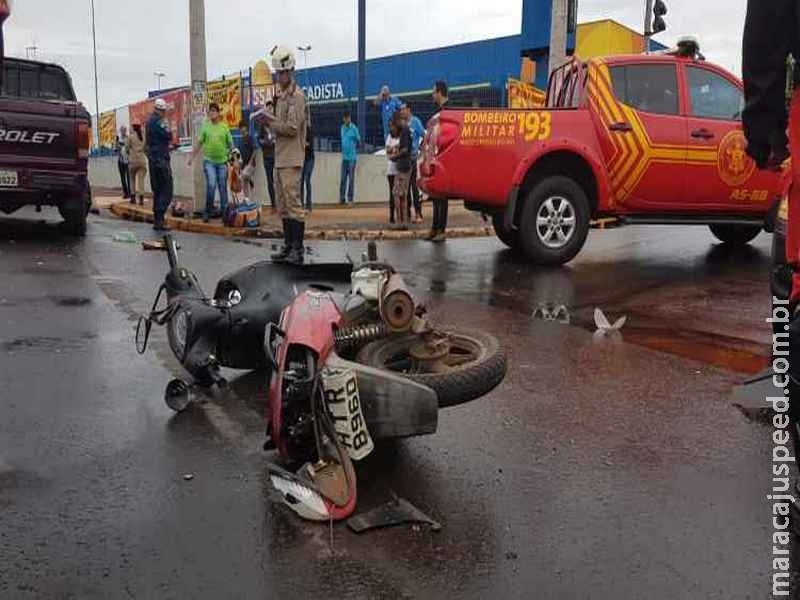 Motociclista é arremessada cerca de 10 metros e atinge capô de carro após batida com camionete