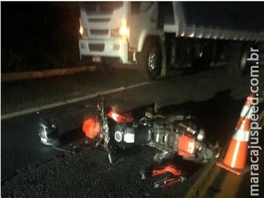 Motociclista ultrapassa caminhão, colide em micro-ônibus e morre
