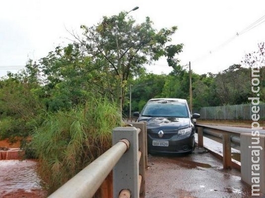 Motorista abandona veículo acidentado à margem de córrego Motorista abandona veículo acidentado à margem de córrego