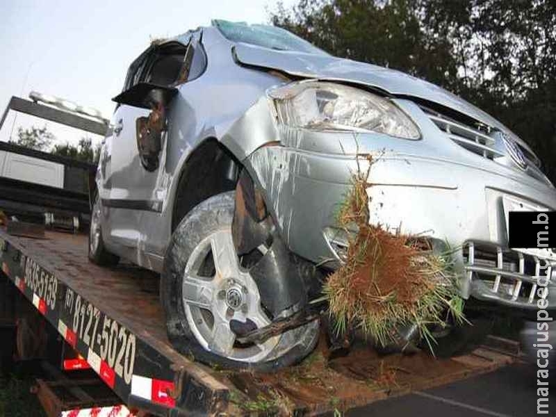 Motorista fica ferida após bater em canteiro e capotar carro em rodovia