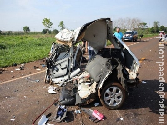 Motorista invade pista contrária e morre em carro destruído por carreta Motorista invade pista contrária e morre em carro destruído por carreta