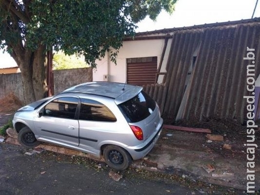 Motorista perde controle, derruba varanda de casa e é preso por beber