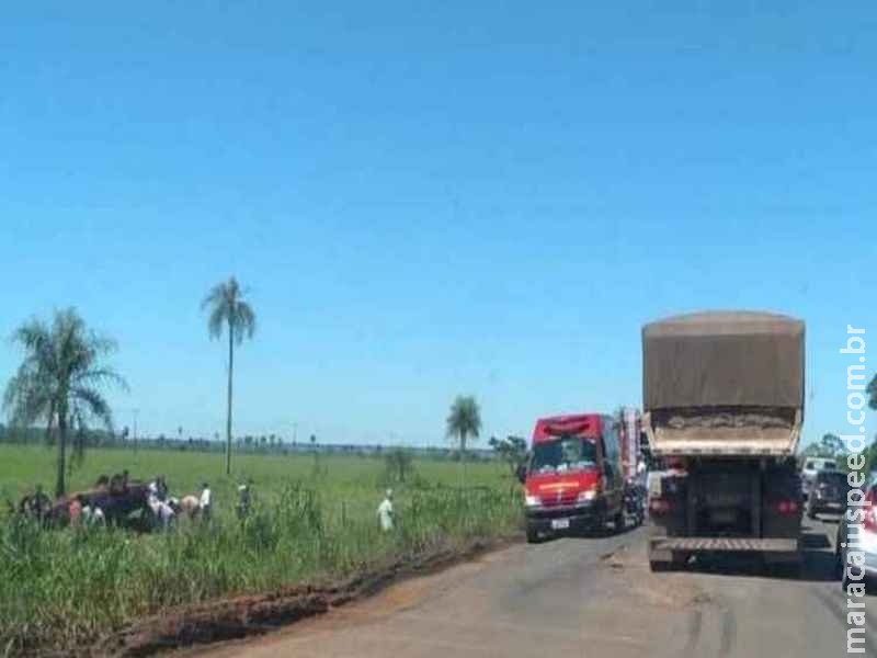 Motorista perde o controle da direção, capota carro e tem traumatismo craniano