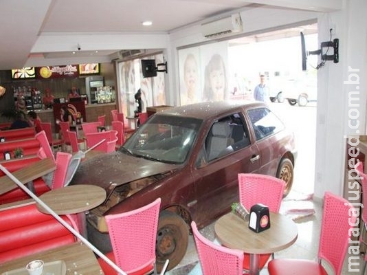 Motorista perde o controle da direção, invade sorveteria e família é atingida