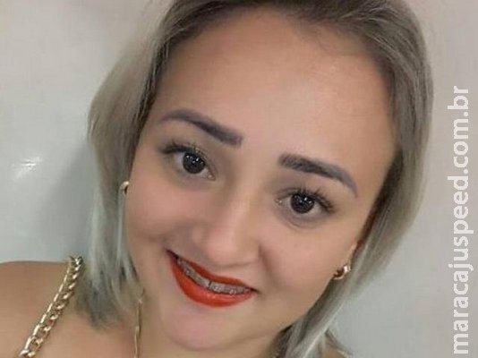 Mulher cai de carro em movimento após discutir com namorado e morre