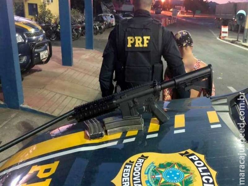 Mulher de 30 anos é flagrada com fuzil AR-15 no interior de ônibus