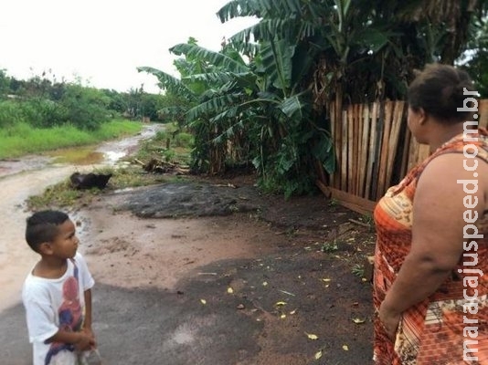 Oração na favela "Só por Deus" é para que chuva não leve barracos embora Oração na favela "Só por Deus" é para que chuva não leve barracos embora
