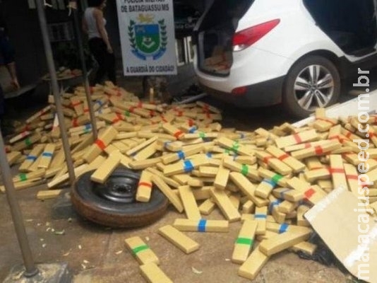 Perseguição tem tiros, cerca arrombada e apreensão de 1,2 tonelada de maconha