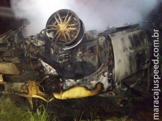 Perseguição termina em capotagem, explosão de caminhonete e 3 presos