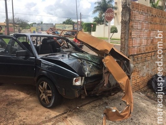 Picape perde freio na descida de avenida e colide em placa e muro de oficina mecânica em Campo Grande Picape perde freio na descida de avenida e colide em placa e muro de oficina mecânica em Campo Grande