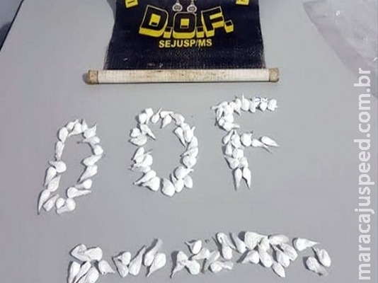 Polícia prende dupla com cocaína e mulher com maconha