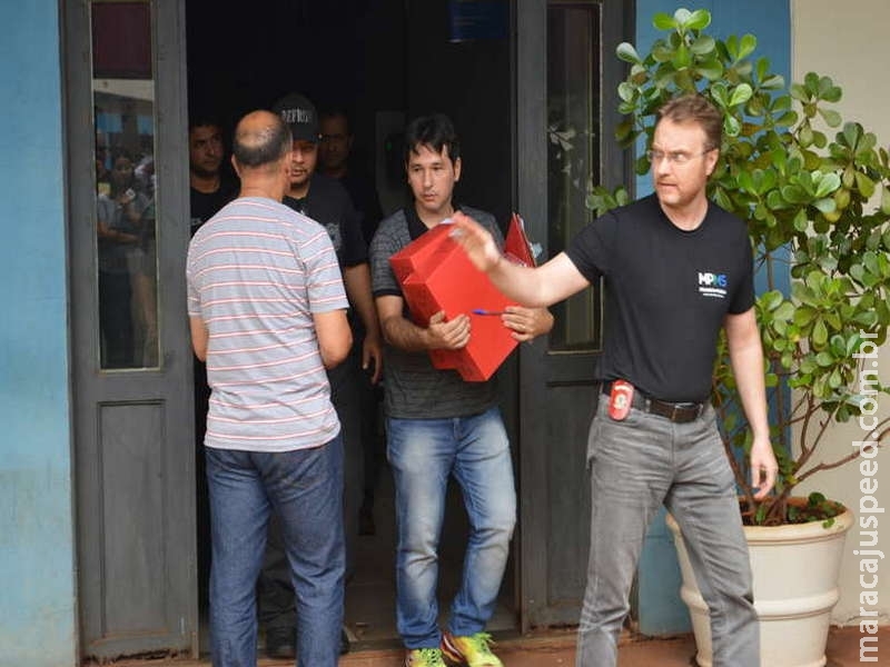 Policiais deixam prefeitura com calhamaço de documentos e sem dar detalhes de operação