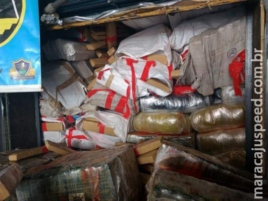 Policiais sentem cheiro de maconha e acham 2,5 toneladas em caminhão