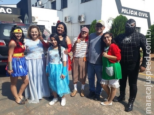 Policiais trocam fardas por roupas de personagens para levar alegria a crianças carentes de Campo Grande Policiais trocam fardas por roupas de personagens para levar alegria a crianças carentes de Campo Grande