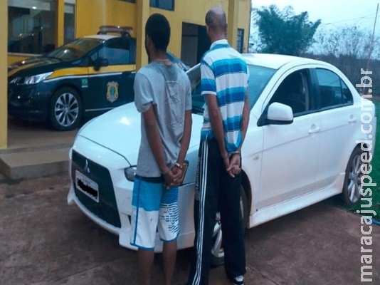 PRF recupera carro e prende dois homens PRF recupera carro e prende dois homens