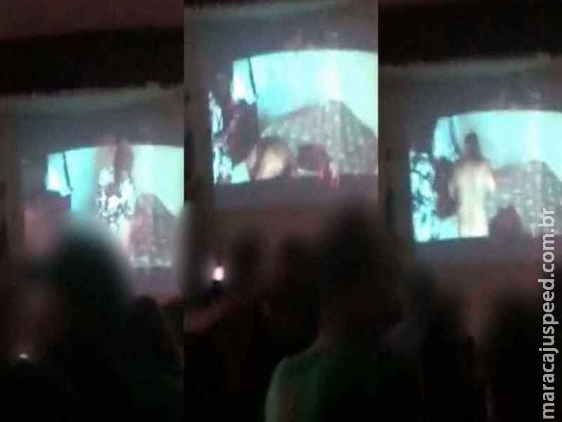 Professor e diretor de escola onde filme com cena de sexo foi exibido são suspensos Professor e diretor de escola onde filme com cena de sexo foi exibido são suspensos
