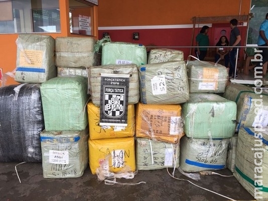 Quatro homens são flagrados em MS com 32 mil óculos contrabandeados que seriam entregues em SP Quatro homens são flagrados em MS com 32 mil óculos contrabandeados que seriam entregues em SP