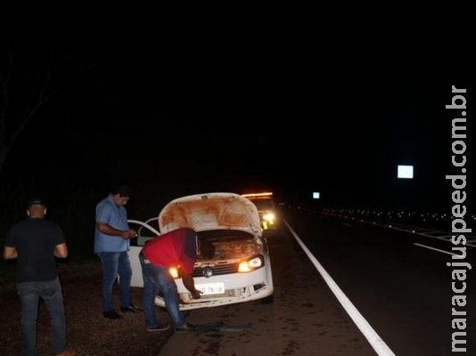 Recapagem de pneu se solta e danificada dois carros na BR-163 Recapagem de pneu se solta e danificada dois carros na BR-163