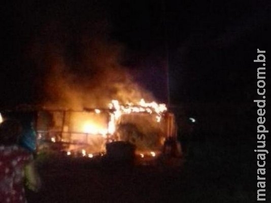 Sem-terra denunciam incêndio criminoso em acampamento na BR-262