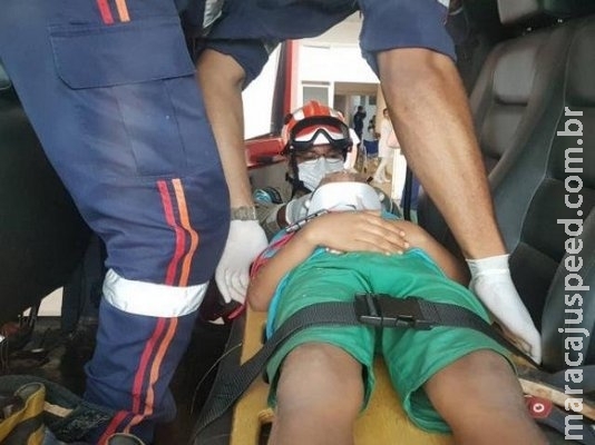 Sem viatura, bombeiros improvisam transporte de criança atropelada em camionete Sem viatura, bombeiros improvisam transporte de criança atropelada em camionete