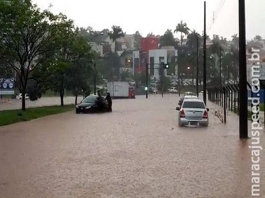 Tempestade alaga ruas, avenidas e casas, arrasta carros, derruba árvores e fios e fecha temporariamente aeroporto de Campo Grande