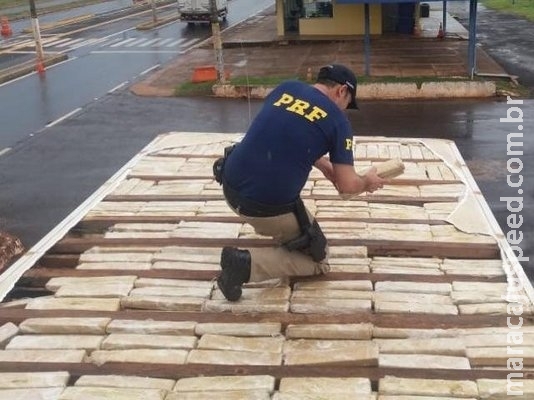 Traficantes fazem fundo falso no teto de caminhão para transportar maconha