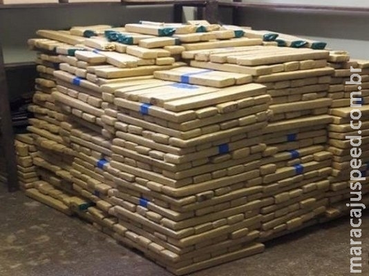 Trio tenta fugir mas é flagrado com 1,4 mil quilos de maconha em assentamento