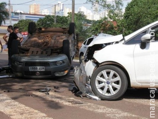 Veículo capota e motorista põe culpa em semáforo estragado Veículo capota e motorista põe culpa em semáforo estragado