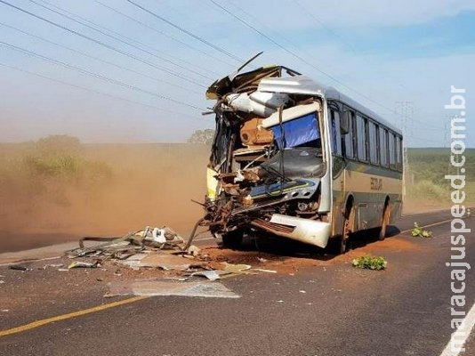 Acidente entre ônibus e carreta deixa cinco alunos feridos em MS Acidente entre ônibus e carreta deixa cinco alunos feridos em MS
