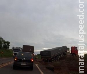 Acidente envolvendo três carretas na BR-163 deixa Trânsito lento Acidente envolvendo três carretas na BR-163 deixa Trânsito lento