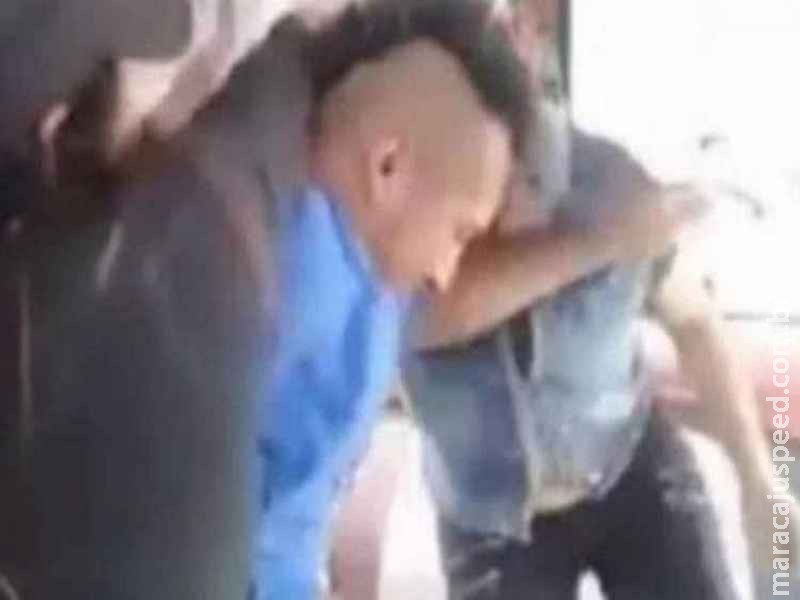 Ao anunciar assalto em ônibus, homem encontra mãe e apanha Ao anunciar assalto em ônibus, homem encontra mãe e apanha