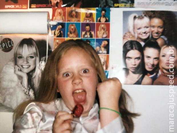 Após anúncio de nova turnê das Spice Girls, Adele relembra foto de infância com pôsteres do grupo Após anúncio de nova turnê das Spice Girls, Adele relembra foto de infância com pôsteres do grupo