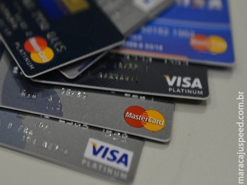 Bancos poderão acelerar redução do limite do cartão de crédito Bancos poderão acelerar redução do limite do cartão de crédito