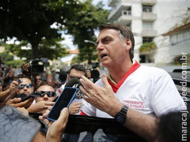 Bolsonaro diz ser contra, mas Mandetta vai insistir em certificação de médicos Bolsonaro diz ser contra, mas Mandetta vai insistir em certificação de médicos