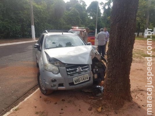 Carro colide com árvore no Parque dos Poderes e idosa é lançada no para-brisas