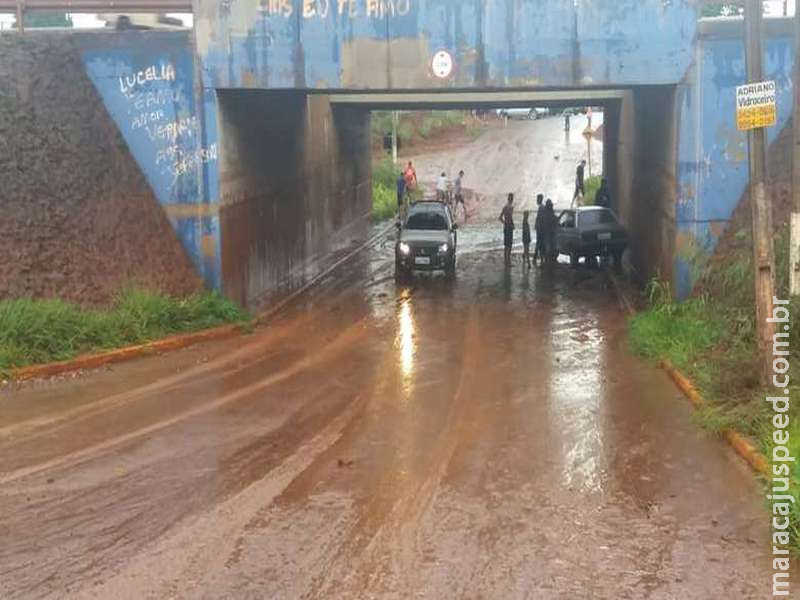 Carro fica submerso em túnel alagado e homem precisa quebrar o vidro para sair