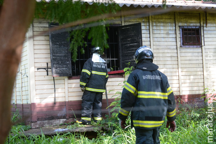 Casa pega fogo e mobiliza bombeiros
