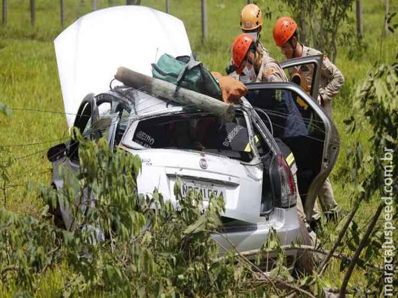 Casal que voltava de ‘rave’ fica ferido após sair da pista, bater carro em árvore e capotar