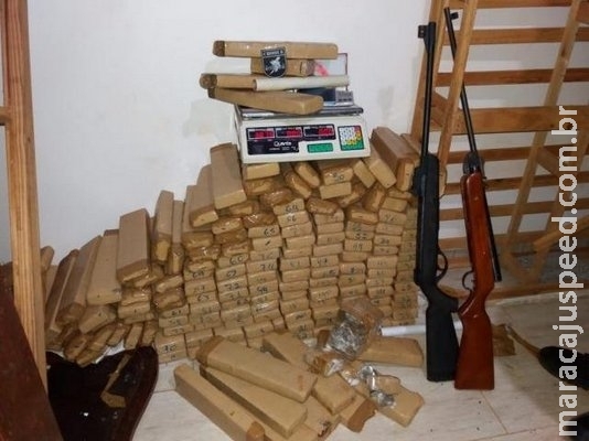 Choque prende traficante com maconha e armas em cima do guarda-roupa