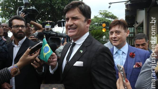 Cirurgião Dr. Rey visita Bolsonaro para se oferecer para o Ministério da Saúde, mas não é recebido