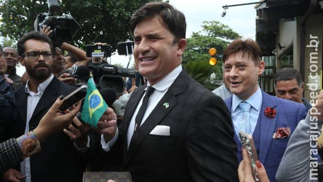Cirurgião Dr. Rey visita Bolsonaro para se oferecer para o Ministério da Saúde, mas não é recebido Cirurgião Dr. Rey visita Bolsonaro para se oferecer para o Ministério da Saúde, mas não é recebido