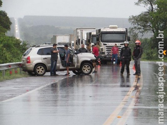 Colisão entre veículo fere duas pessoas e interdita BR-163 Colisão entre veículo fere duas pessoas e interdita BR-163