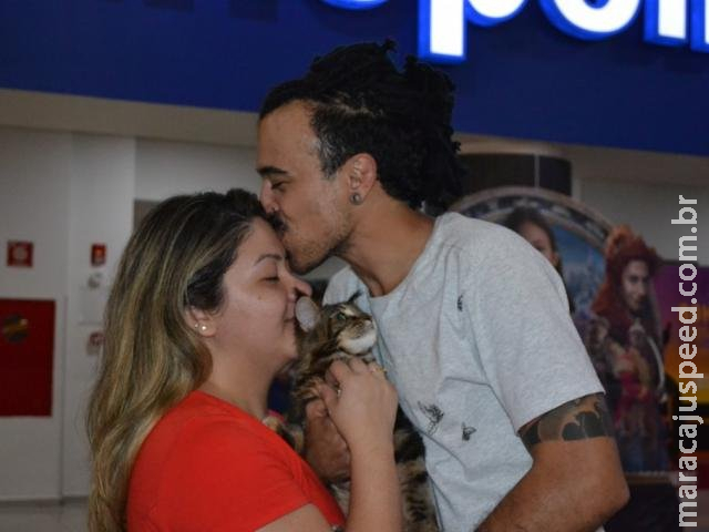 Com ajuda de amigos, Leandro lota cinema para pedir namorada em casamento Com ajuda de amigos, Leandro lota cinema para pedir namorada em casamento