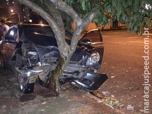 Condutora avança pare, carros colidem em árvore e muro e 3 ficam feridos Condutora avança pare, carros colidem em árvore e muro e 3 ficam feridos