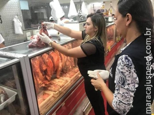 Denúncia do Facebook leva Procon a mercado que vendia carne podre
