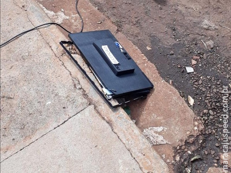 Descontrolada, mulher joga monitor da central do SUS na rua durante atendimento
